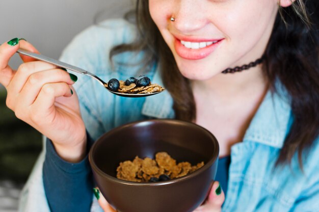 Mulher com cereal com baga