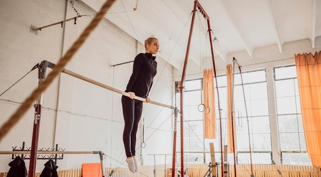 Mulher com chance longa treinando para campeonato de ginástica