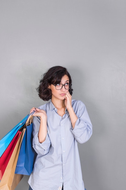 Foto grátis mulher, com, coloridos, bolsas para compras