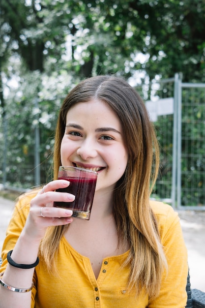 Mulher com copo de suco