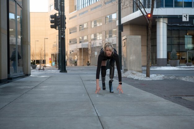 Mulher com deficiência de perna correndo na cidade