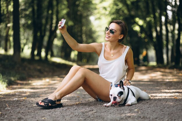 Mulher, com, dela, animal estimação, buldogue francês, conversa telefone