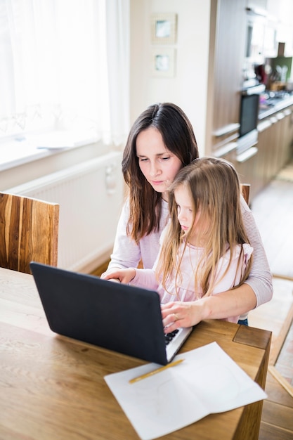 Mulher, com, dela, filha, trabalhando, laptop, casa
