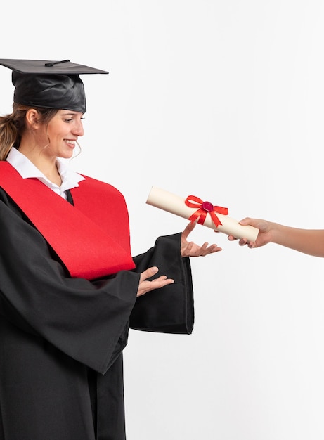 Foto grátis mulher com diploma de graduação