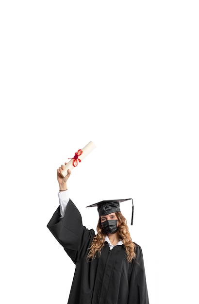 Mulher com diploma de graduação