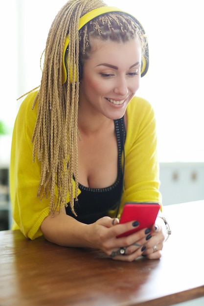 Mulher com dreadlocks