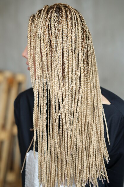 Mulher com dreadlocks