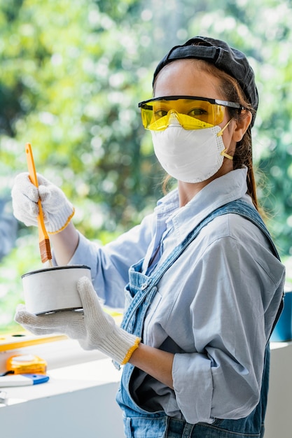 Mulher com equipamento de proteção de segurança