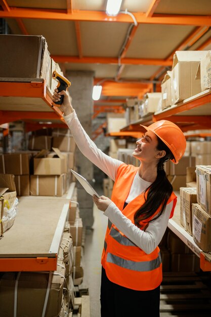 Mulher com equipamento de segurança no trabalho