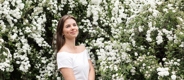 Mulher com flores atrás