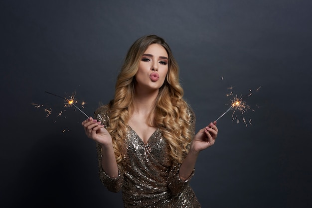 Foto grátis mulher com fogos de artifício queimando mandando um beijo