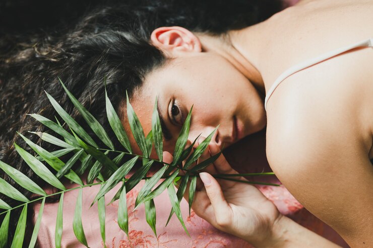 Foto grátis mulher, com, folhas, olhando câmera