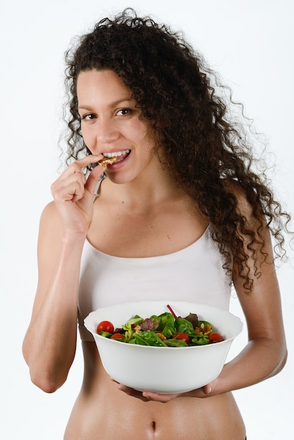 Mulher com fome que come uma salada