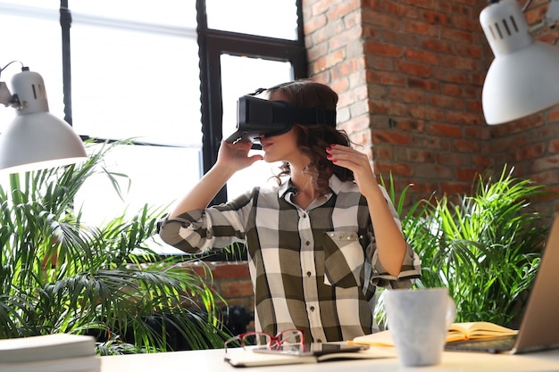 Mulher com fone de ouvido VR