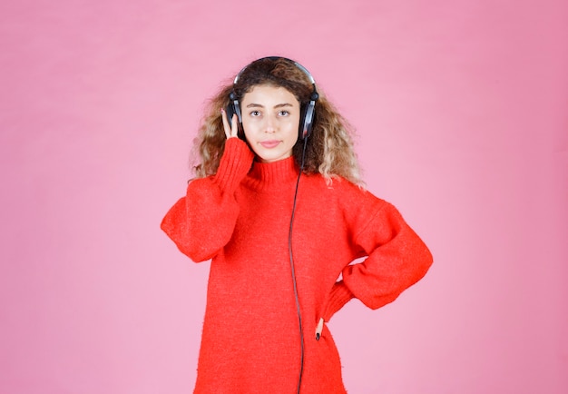 mulher com fones de ouvido, ouvindo e curtindo a música.