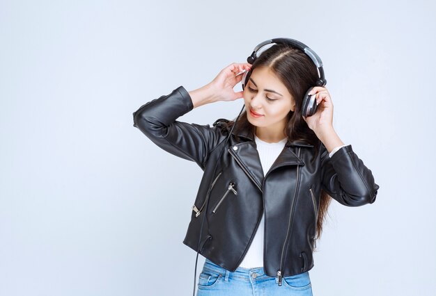 mulher com fones de ouvido, ouvindo e curtindo a música.