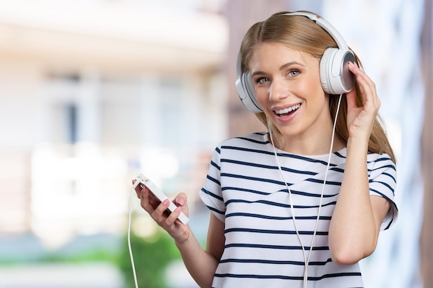 Mulher com fones de ouvido ouvindo música