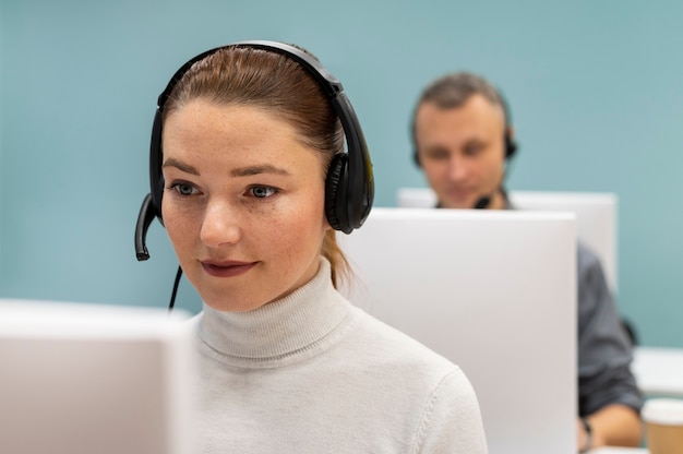 Mulher com fones de ouvido trabalhando em um escritório de call center