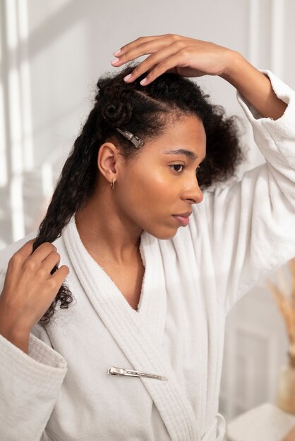 Mulher com foto média arrumando o cabelo