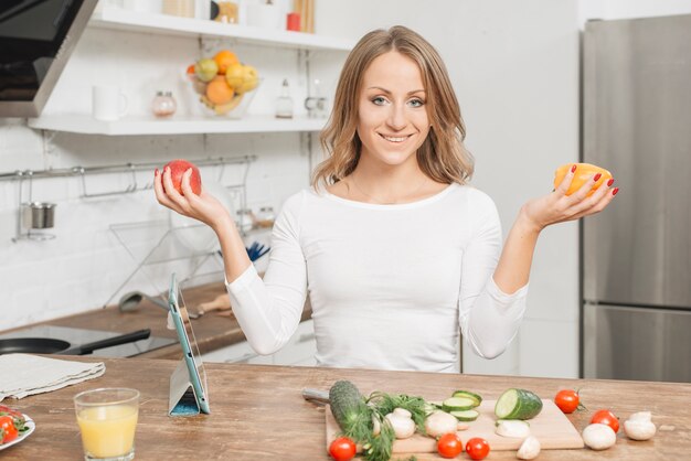 Mulher, com, frutas, em, cozinha