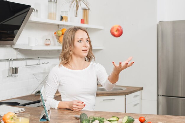 Mulher, com, frutas, em, cozinha