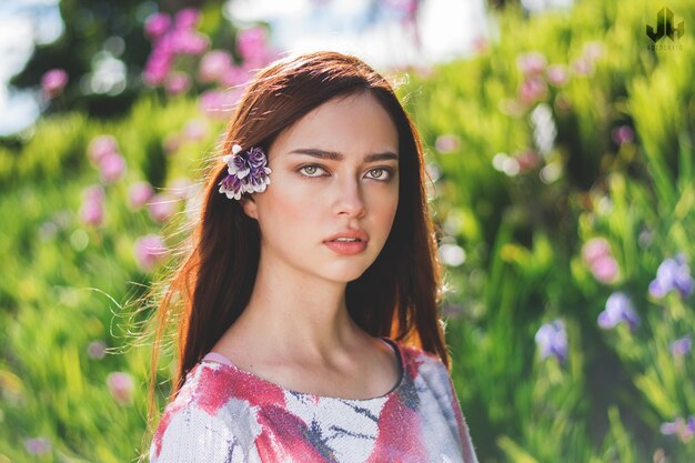 Mulher com fundo natural, cabelo castanho feminino com olhos claros