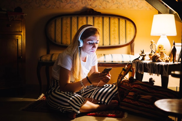 Foto grátis mulher com gadgets em casa