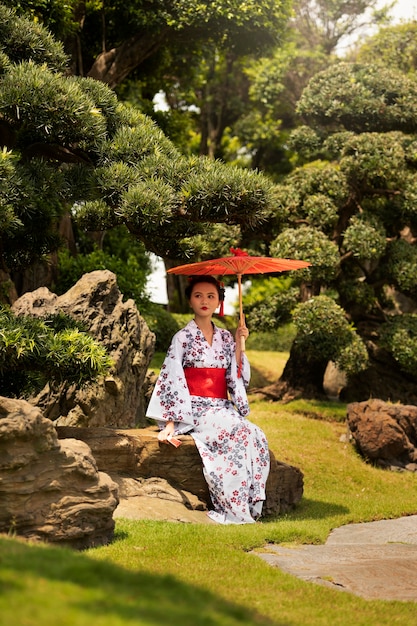 Foto grátis mulher com guarda-chuva de quimono e wagasa