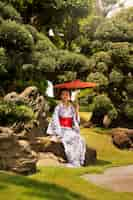 Foto grátis mulher com guarda-chuva de quimono e wagasa