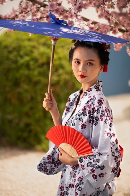 Foto grátis mulher com guarda-chuva de quimono e wagasa