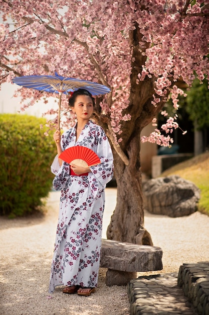 Foto grátis mulher com guarda-chuva de quimono e wagasa