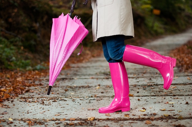 Foto grátis mulher com guarda-chuva e botas de borracha