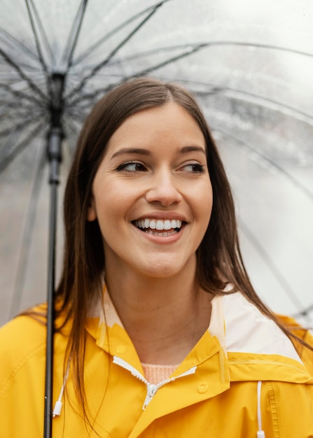 Mulher com guarda-chuva em pé na chuva