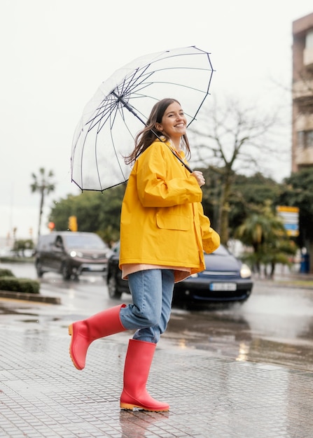 Mulher com guarda-chuva em pé na visão de longo prazo da chuva