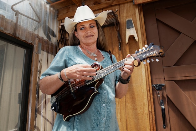 Mulher com guitarra se preparando para concerto de música country