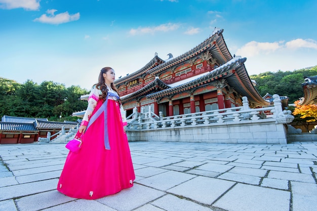 Mulher com Hanbok em Gyeongbokgung, o vestido tradicional coreano