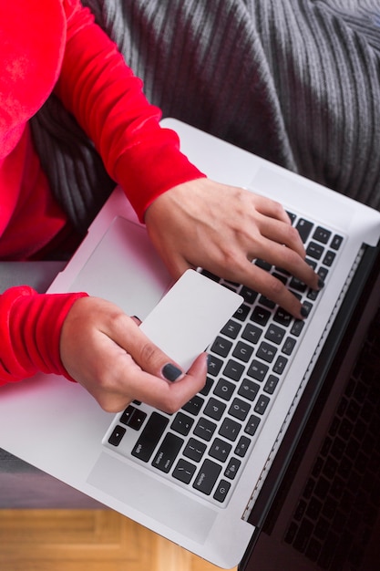 Foto grátis mulher, com, laptop, e, cartão