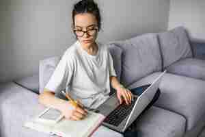 Foto grátis mulher, com, laptop, fazer notas, em, livro