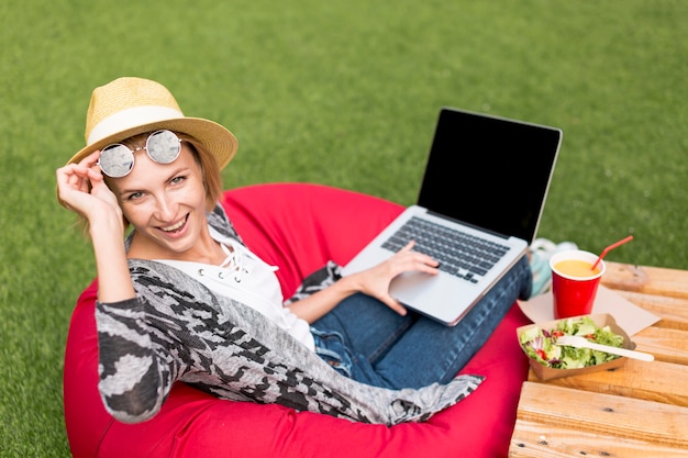 Foto grátis mulher, com, laptop, olhando câmera