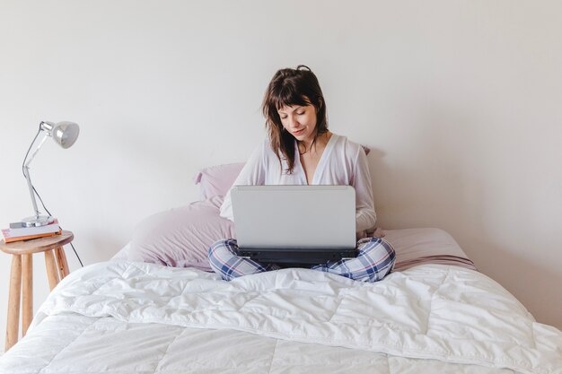 Mulher com laptop pela manhã