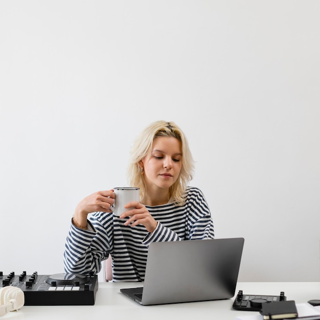 Mulher com laptop trabalhando em casa