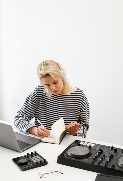 Mulher com laptop trabalhando em casa