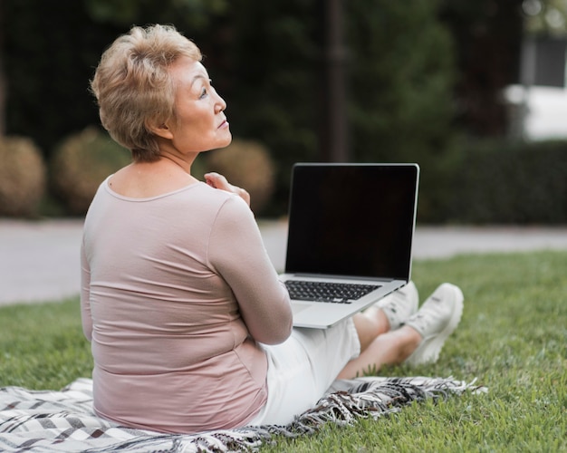 Foto grátis mulher com laptop