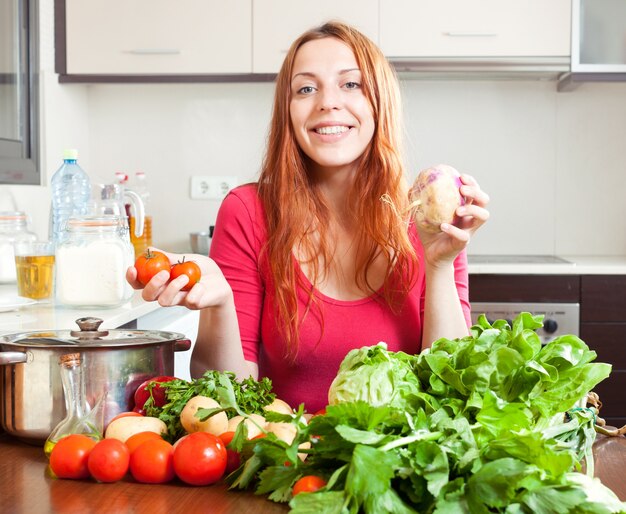 Mulher com legumes e verduras