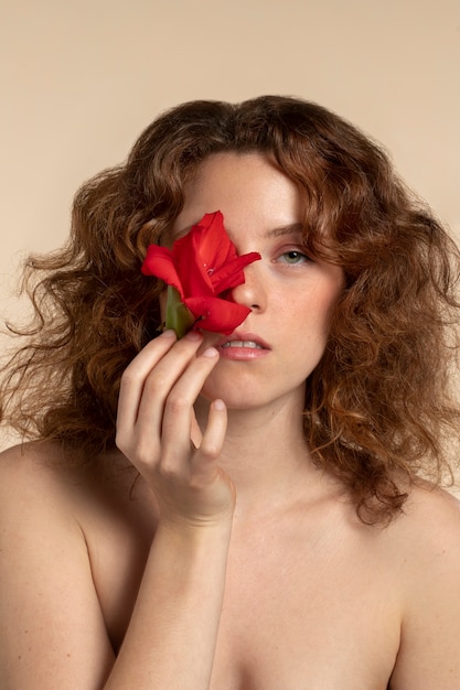 Foto grátis mulher com lindas flores de gladíolo