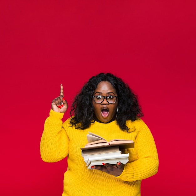 Foto grátis mulher com livros apontando