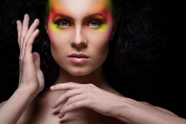 Foto grátis mulher com maquiagem colorida