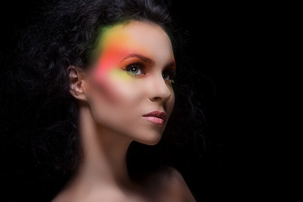 mulher com maquiagem colorida