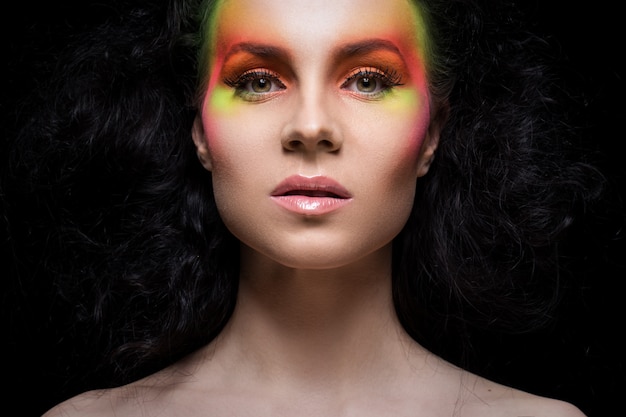 mulher com maquiagem colorida