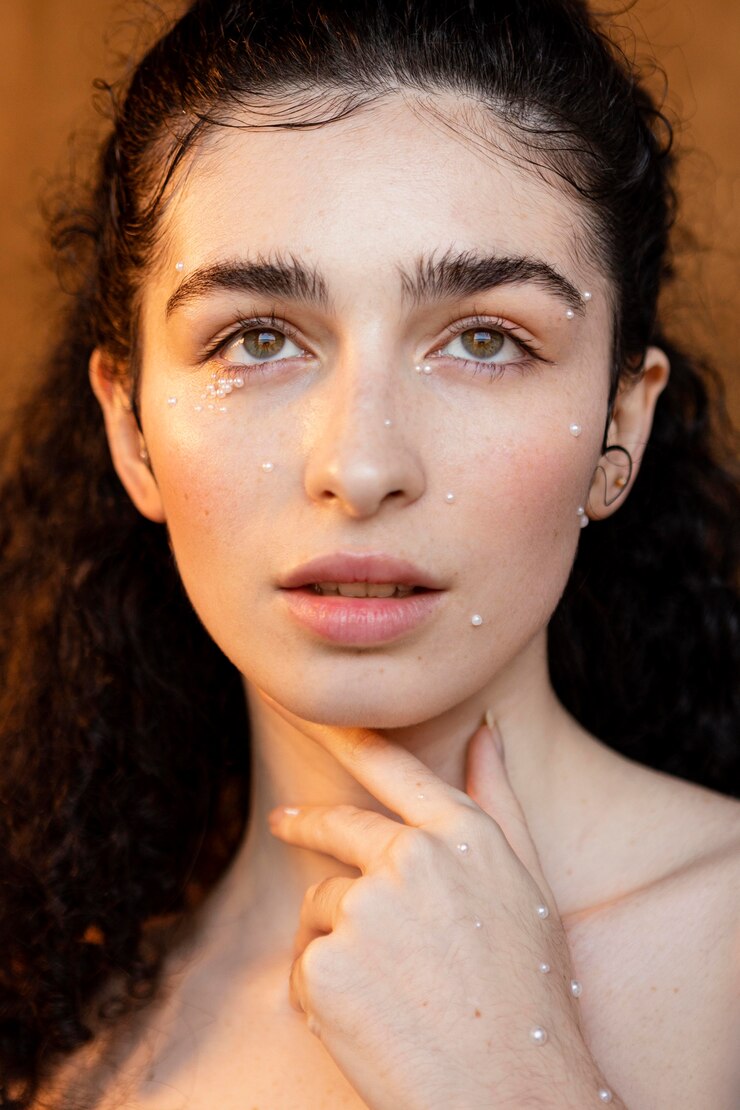 Foto grátis mulher com maquiagem de pérolas